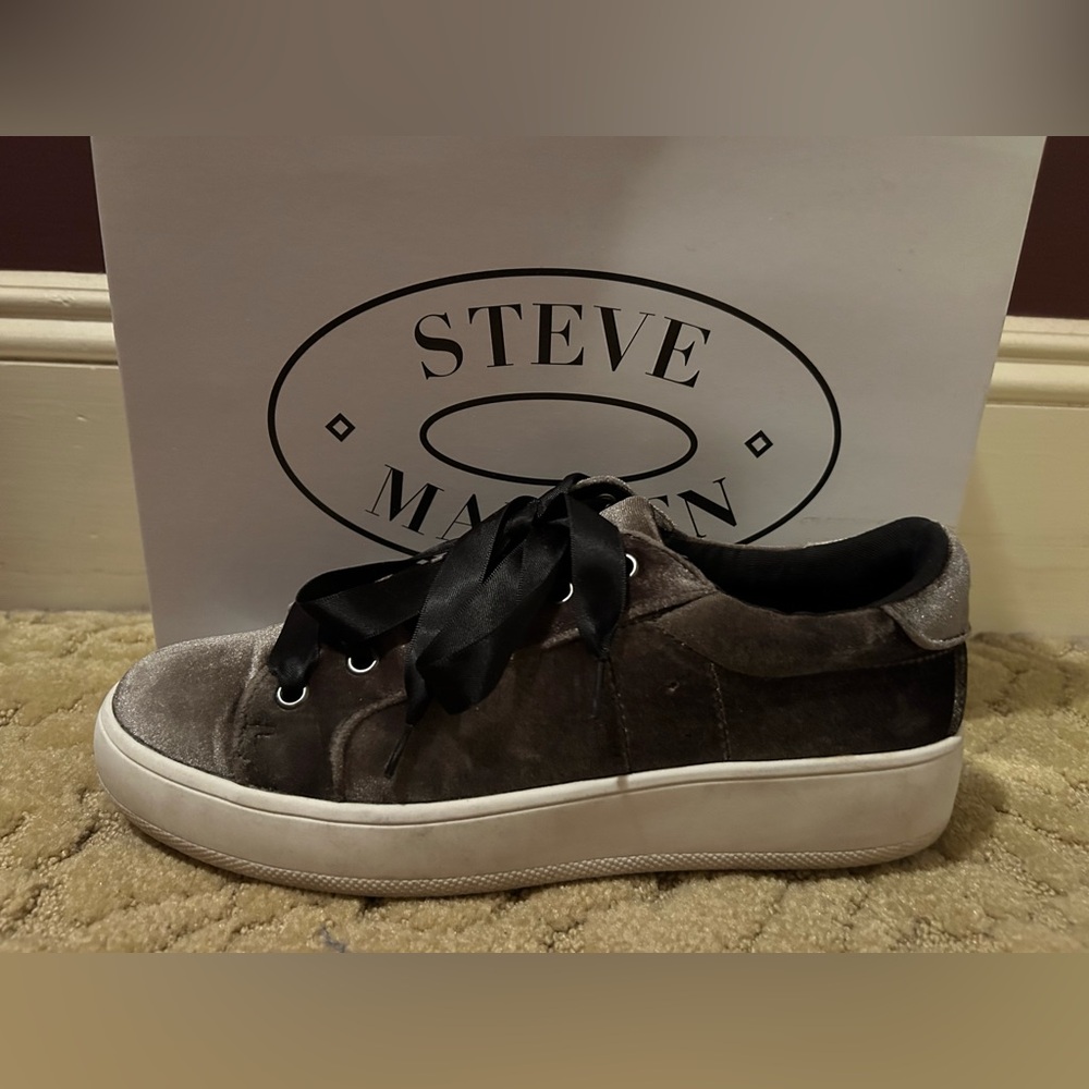 Women’s Steve Madden Velvet Sneaker size 10